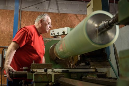 Rectificado de rodillo industrial en torno CNC